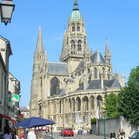 Bleu Charmante Maison Bien Equipee Vue Et Mer, Belle Terrasse, 2 Chambres, 2 Wc, 1 Sdb , A 5 Mn A Pied Du Centre De En Bessin, Proche De Bayeux Et Omaha בית נופש